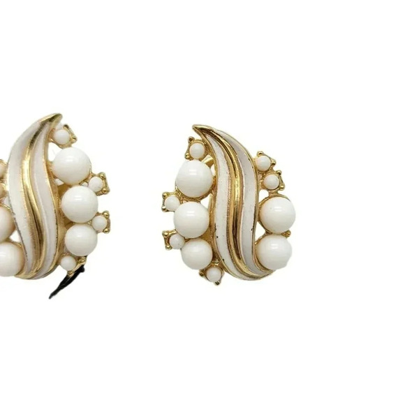 CROWN TRIFARI Gold Tone White Enamel Beaded Flower Clip Earrings Vintage Tags - Picture 3 of 4